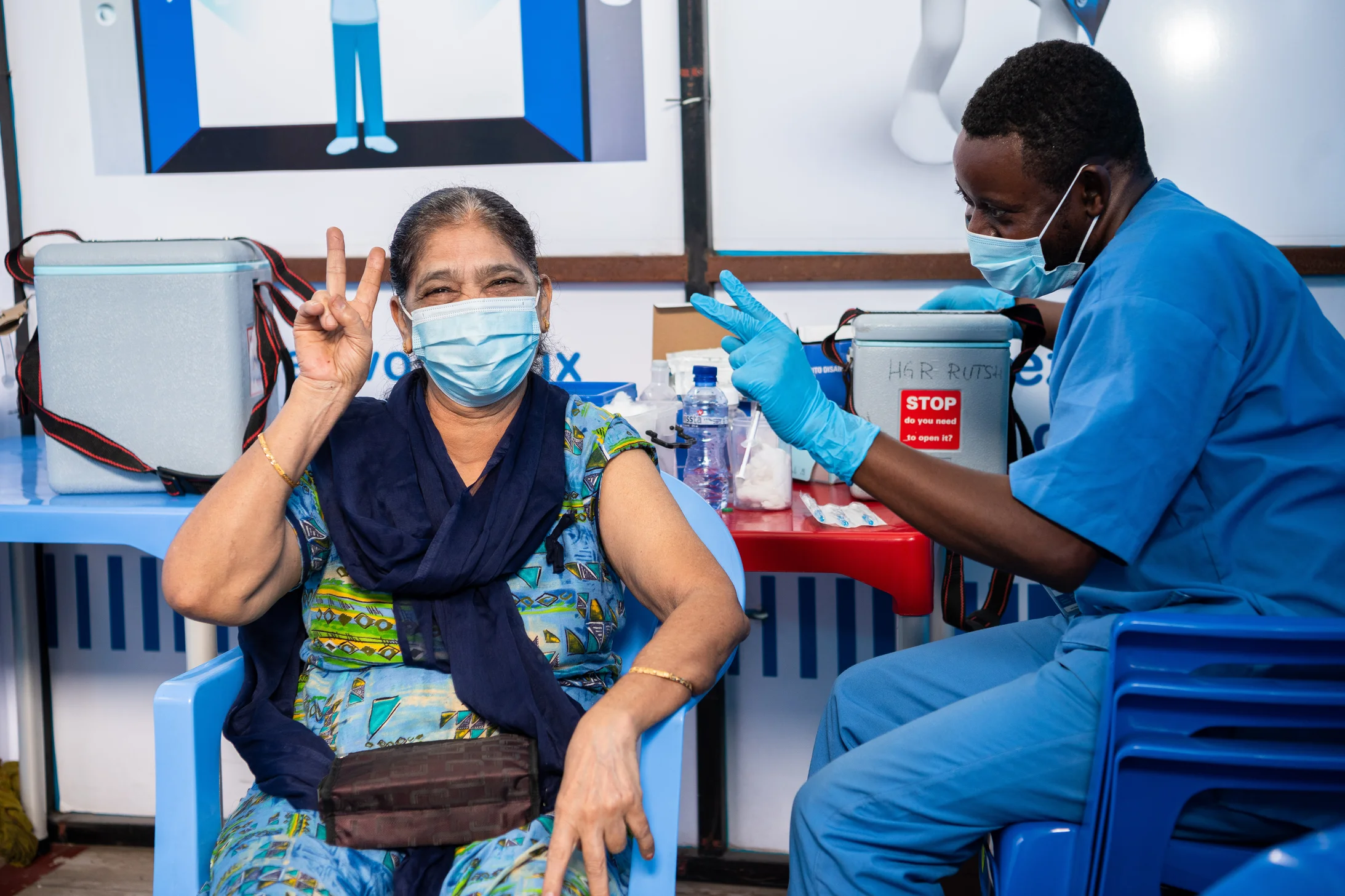 Un homme vaccine une femme contre le Covid-19