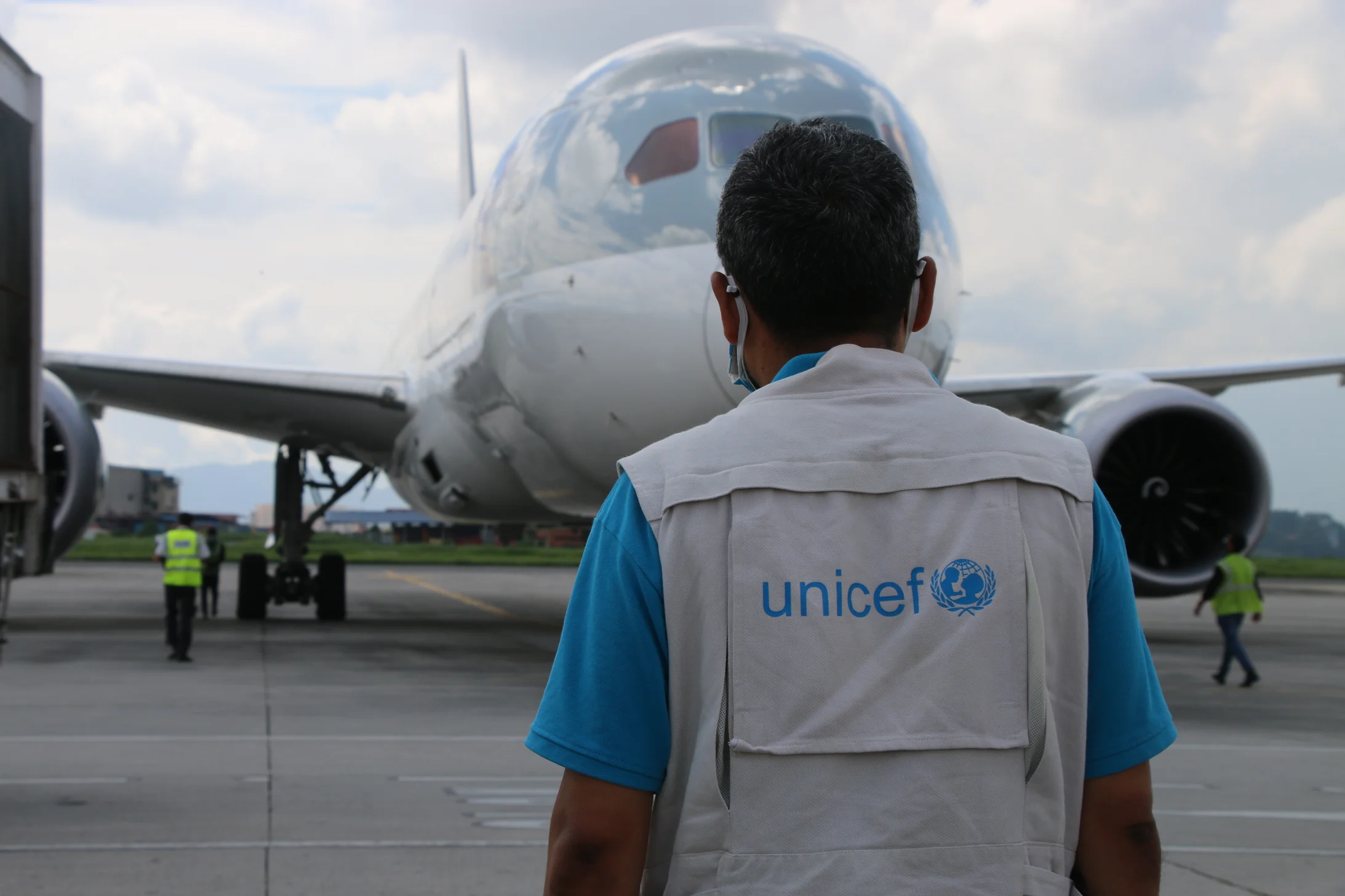 Un homme se rend à l'avion pour décharger des doses de vaccin Covid 19.