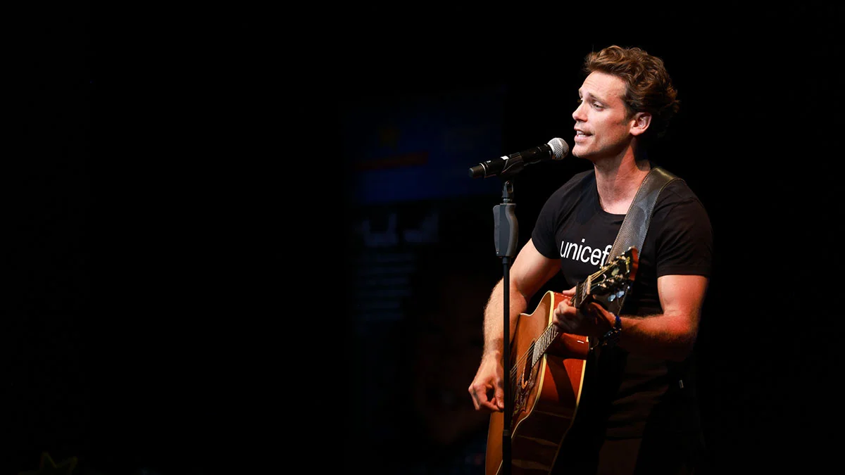 Bastian Baker mit Gitarre