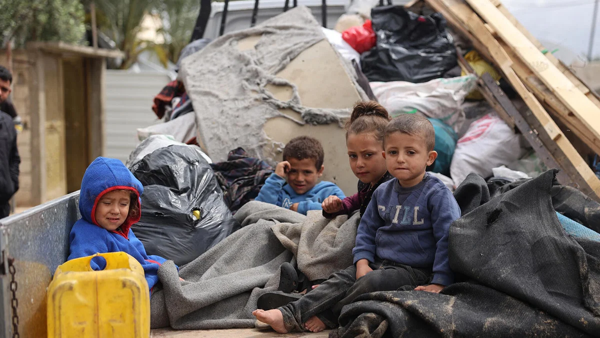 Kinder sitzen auf der Ladefläche eines Lastwagen in Rafah, Gaza.