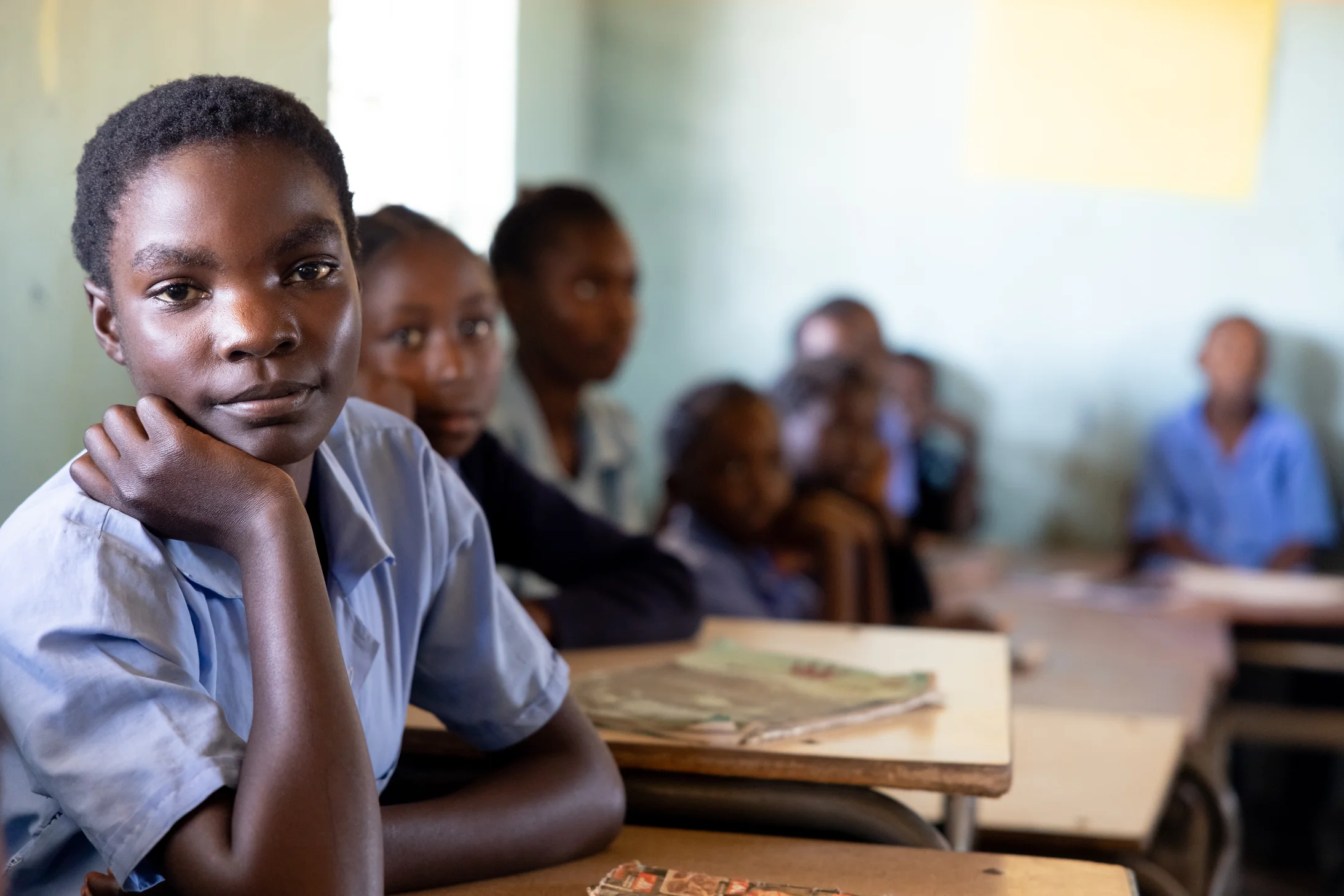 Schülerinnen und Schüler in einem Klassenzimmer in Sambia