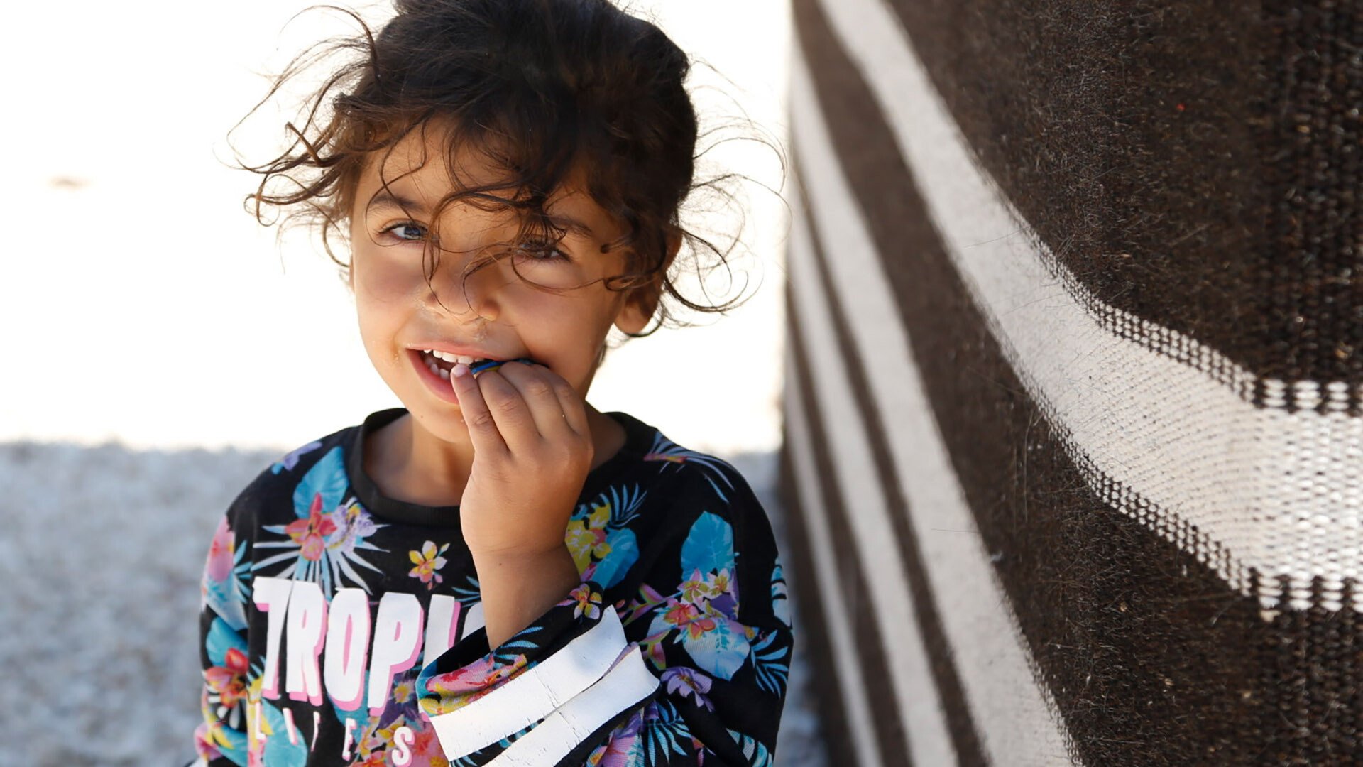 Ein junges Mädchen in einem Notfalllager in der Türkei.