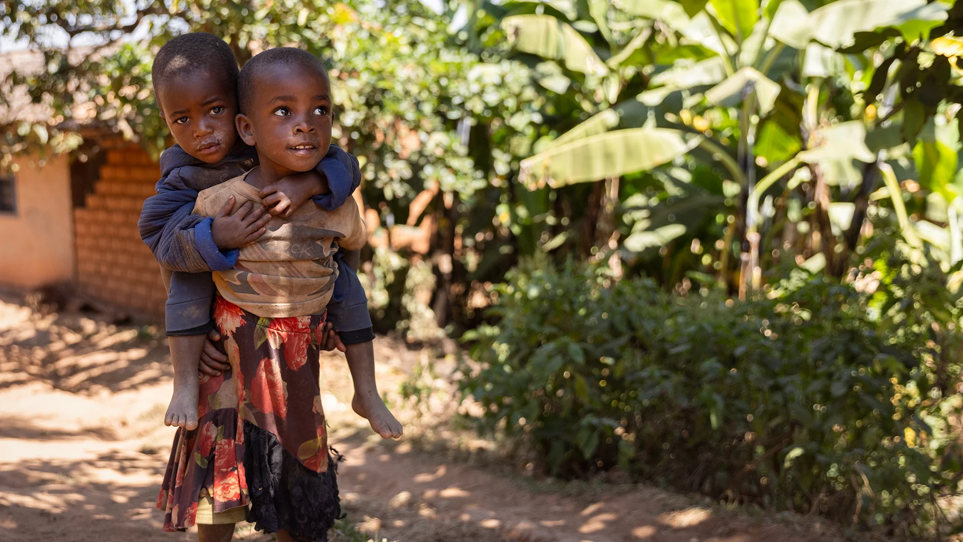 Zwei Jungen aus Burundi lachen in die Kamera.