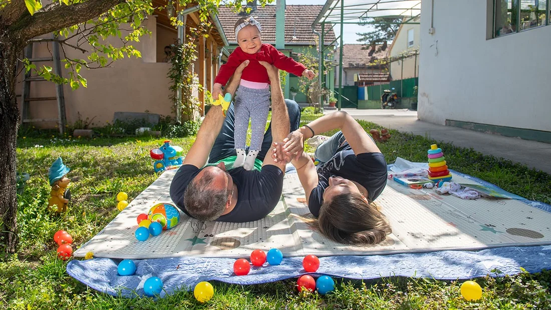 Eltern spielen mit Kleinkind