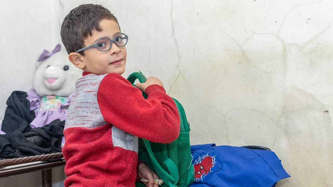 Radwan, 9 ans, s’apprête à faire ses devoirs chez lui, dans le quartier de Tal Az-Zarazir à Alep en Syrie. Il voudrait que sa mère puisse lui acheter un tableau d’écriture pour travailler.