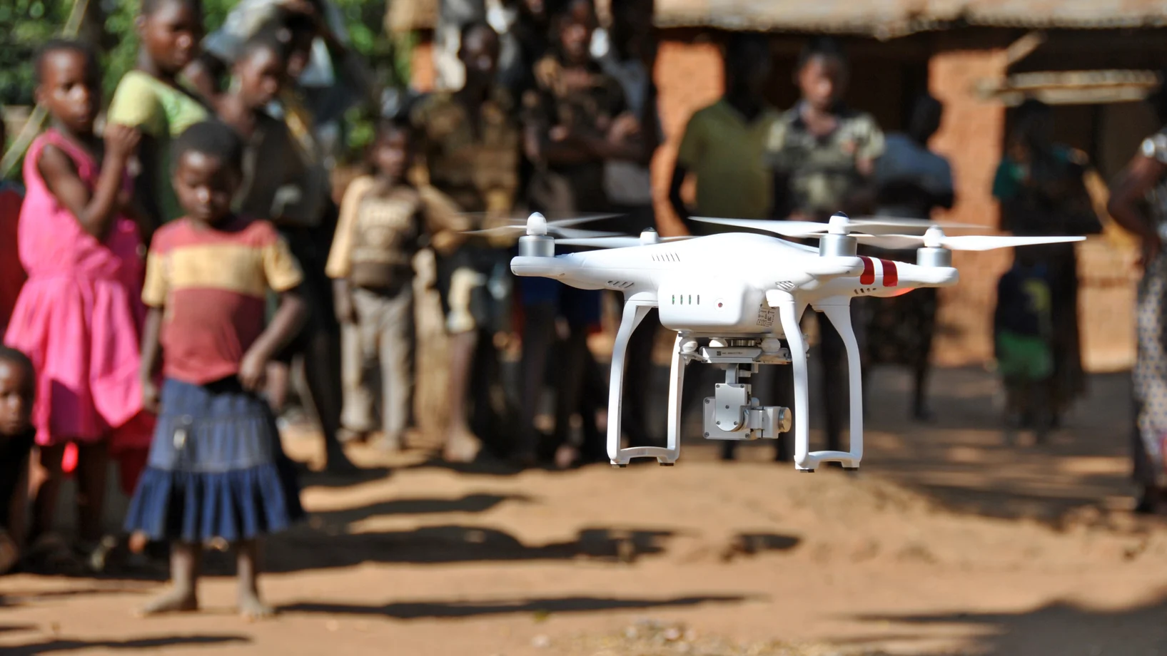 Drone davanti al gruppo di bambini