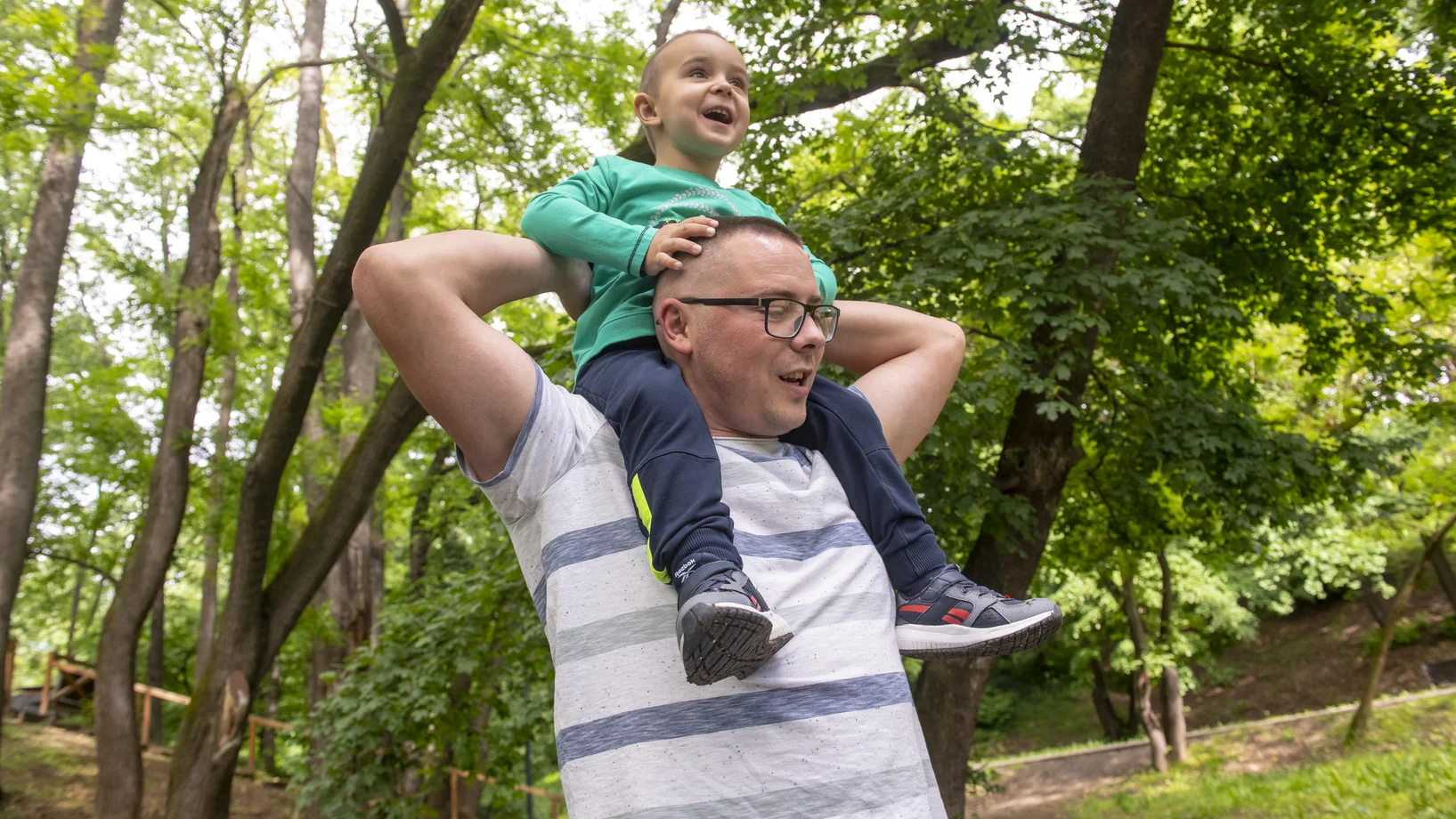 Un padre gioca con il figlio di tre anni a Novi Sad, in Serbia. 