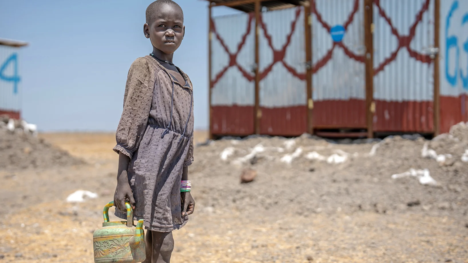 Ein sudanesisches Mädchen ist auf der Suche nach Wasser.