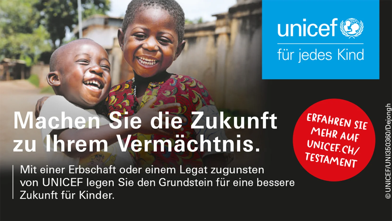 Kinder umarmen sich.