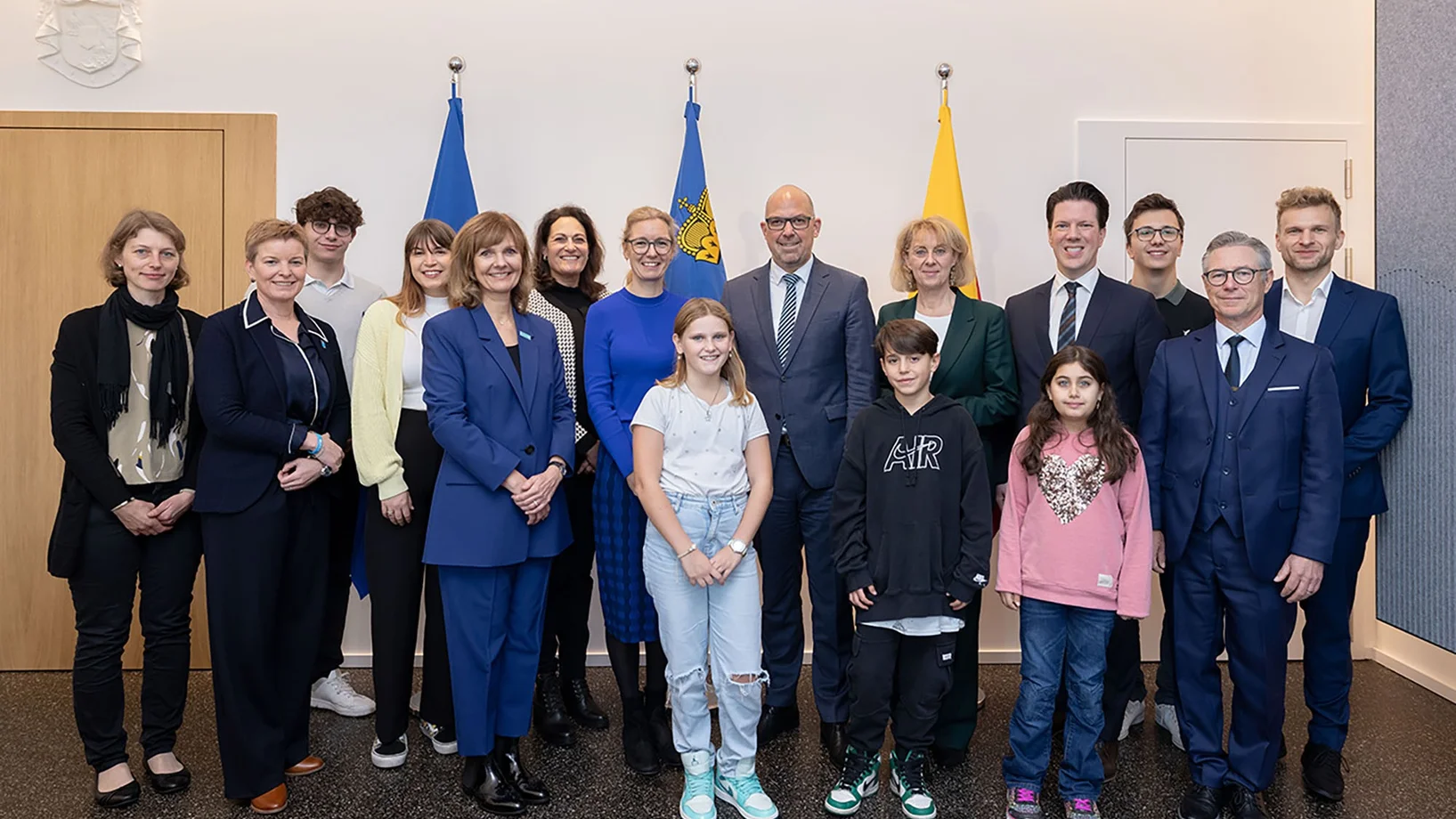 I membri del governo con i giovani del Liechtenstein e i rappresentanti dell'UNICEF Svizzera e del Liechtenstein.