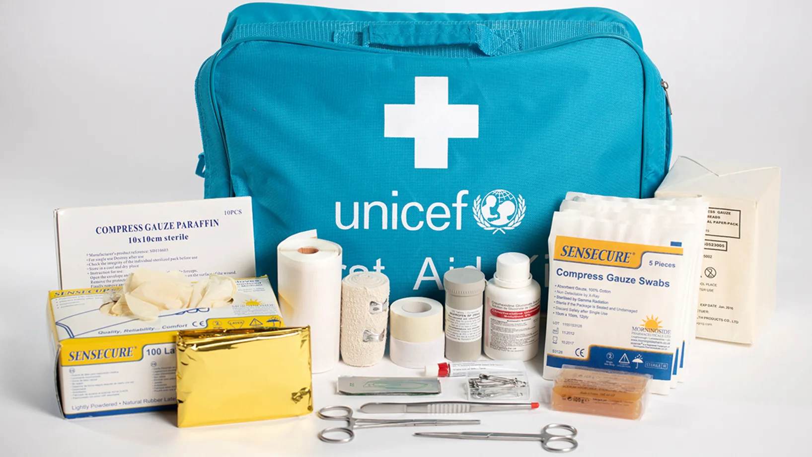 Erste-Hilfe-Kit von UNICEF mit der wichtigsten Grundausstattung wie Pflaster, Seife oder Verbandsklammern und -klebeband.