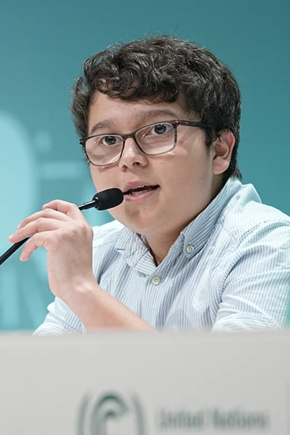 Jungendlich bei einer Pressekonferenz beim COP28.