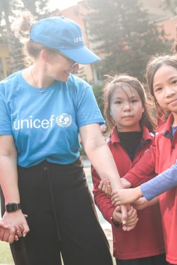 Seraina Peter mit Kindern in Vietnam