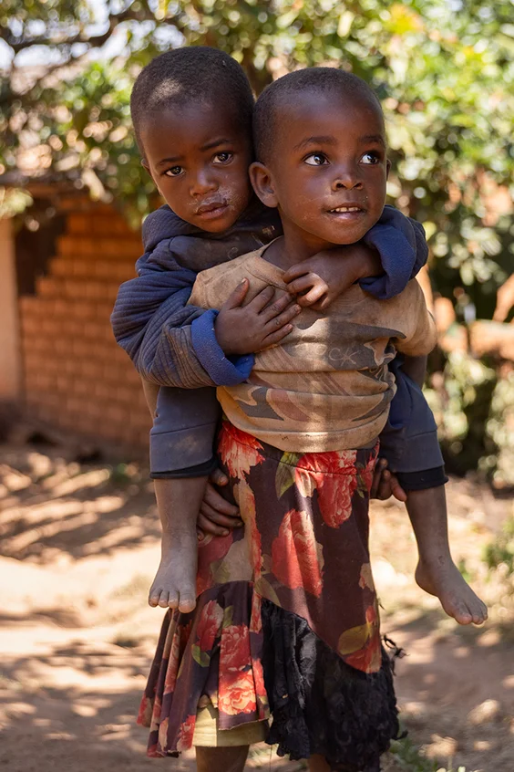 Zwei Jungen aus Burundi lachen in die Kamera.