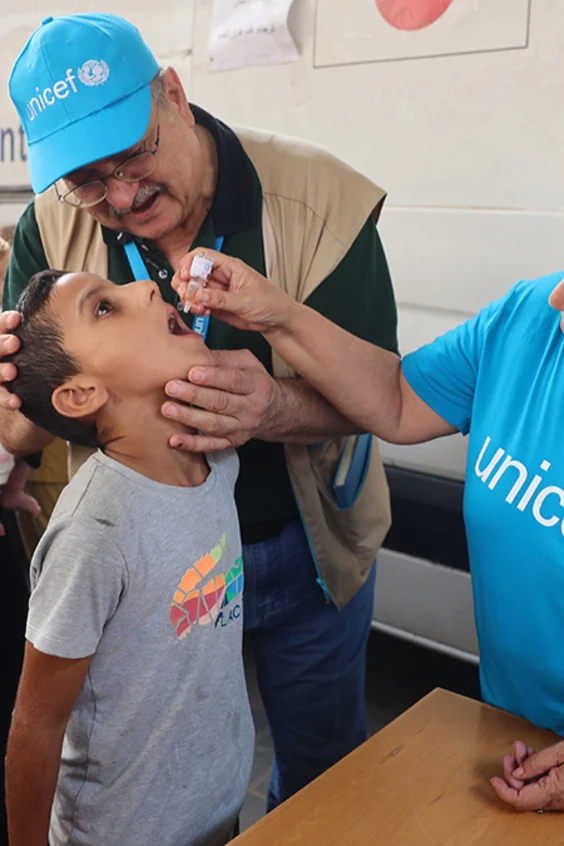 UNICEF-Mitarbeitende bei der Verabreichung von Polio-Impfstoffen im Gazastreifen.