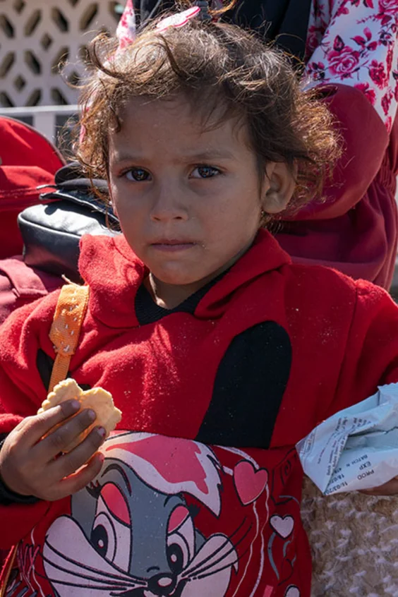 Ein libanesisches Flüchtlingskind isst einen Keks.